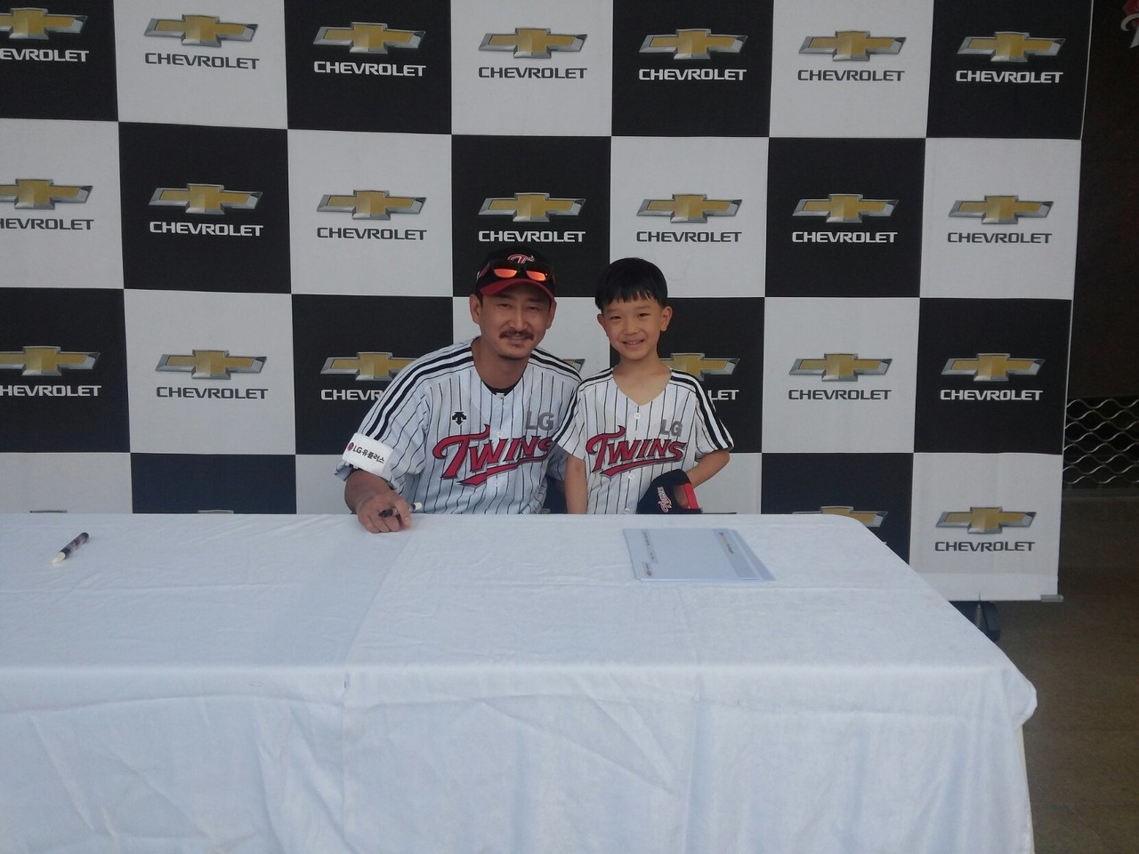 2016년 어느 날 야구장에 일찍 도착해서 사인회 현장에 우연히 줄을 섰는데 차례가 되자 나를 알아본 박용택 선수가 "뭐 이런데 줄을 서고 그러세요?" 하더니 아들과 찍어 준 사진 