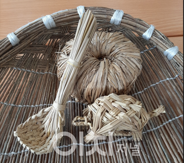 볏집으로 공예품 만들기(복조리, 거북이 등) (자료제공 : 서울시)