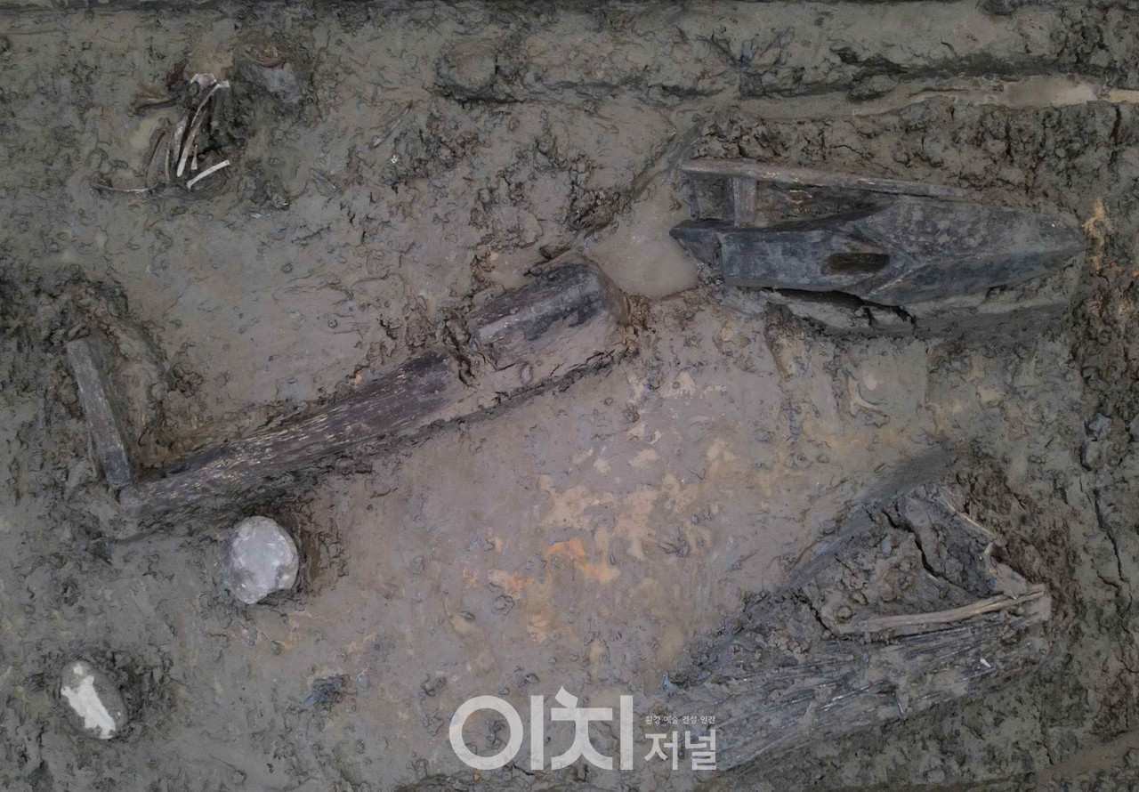 집수지 출토 쟁기 전경 (자료제공 : 서울시)