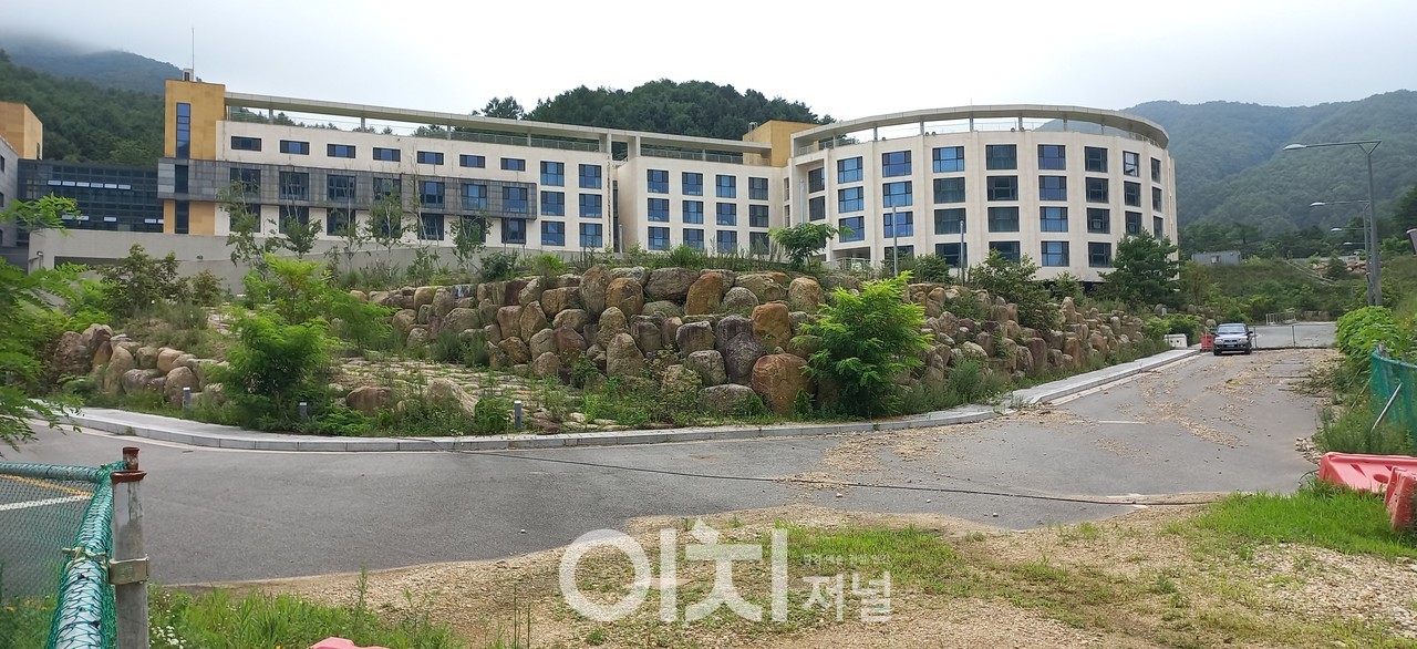 사우나, 호텔, 식당 수백 명이 투자해서 개업을 앞두고, 실험가동도 다 했는데 느닷없이 중앙도로가 막혔다.