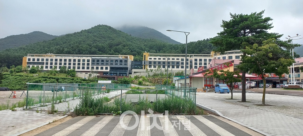 의도적으로 땅 도로를 막아 건축 공사를 다 완공하고도 개업을 못 하고 있는 복합타운