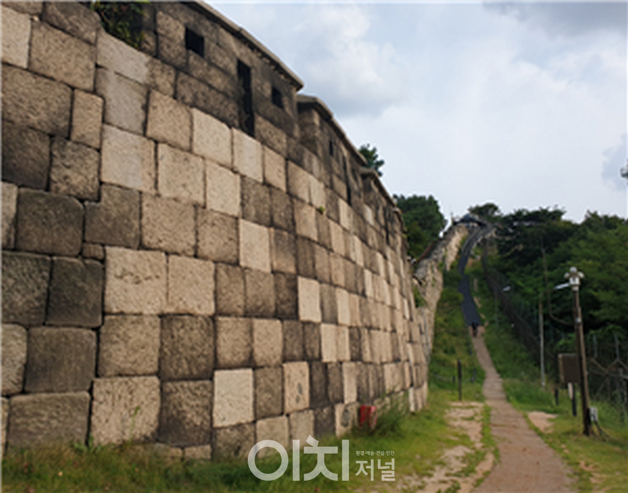 흐트러짐 없이 네모반듯한 성벽