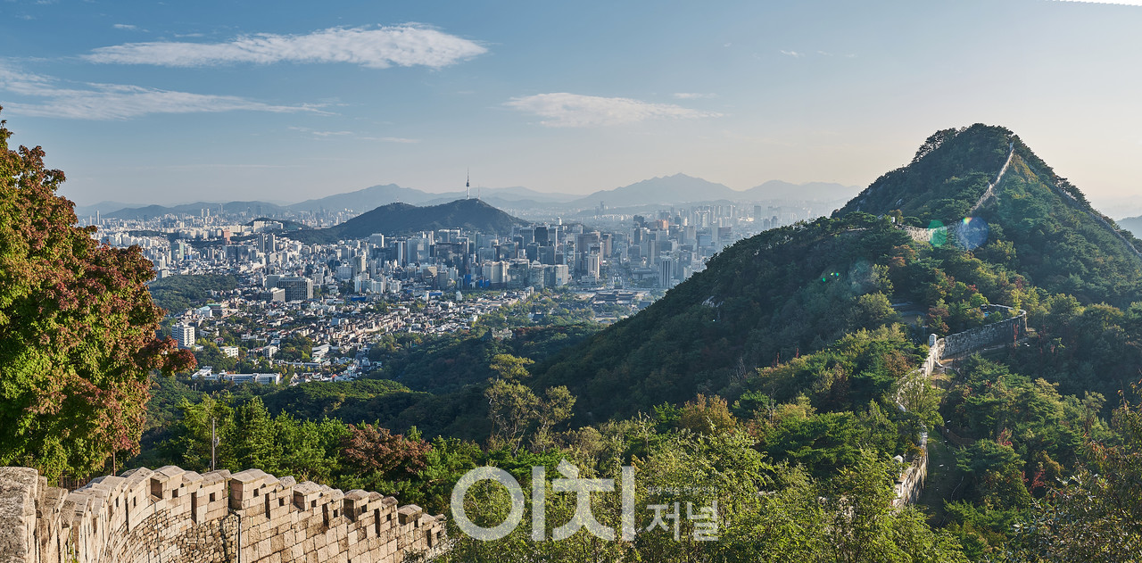 백악곡성에 바라본 북악산 정상과 한양도성 / 한양도성 제공
