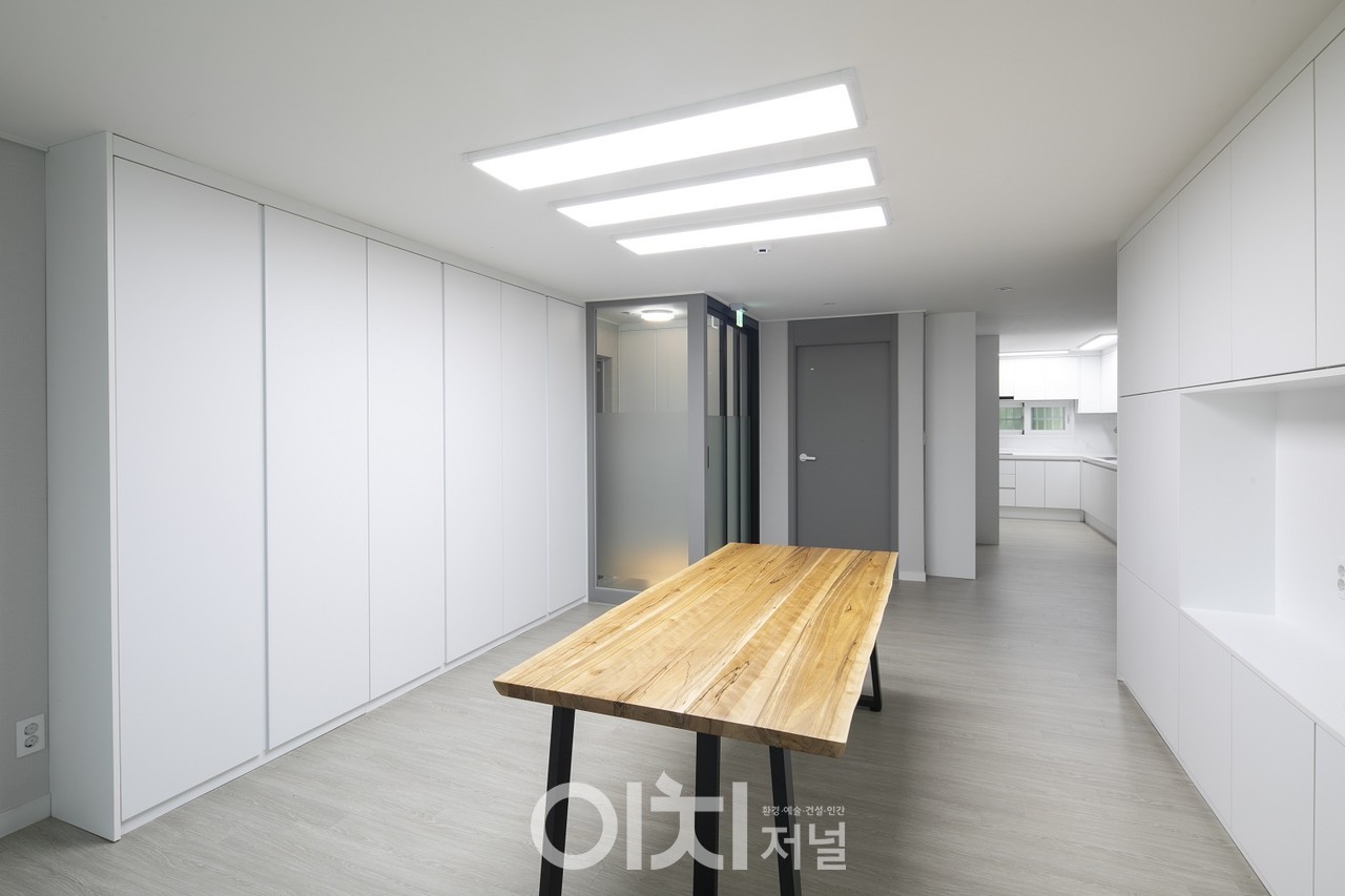 호프 위드(HOPE with) 허그(HUG) 프로젝트 중 거실 시공후 내부 전경 (자료제공 : 부산시)