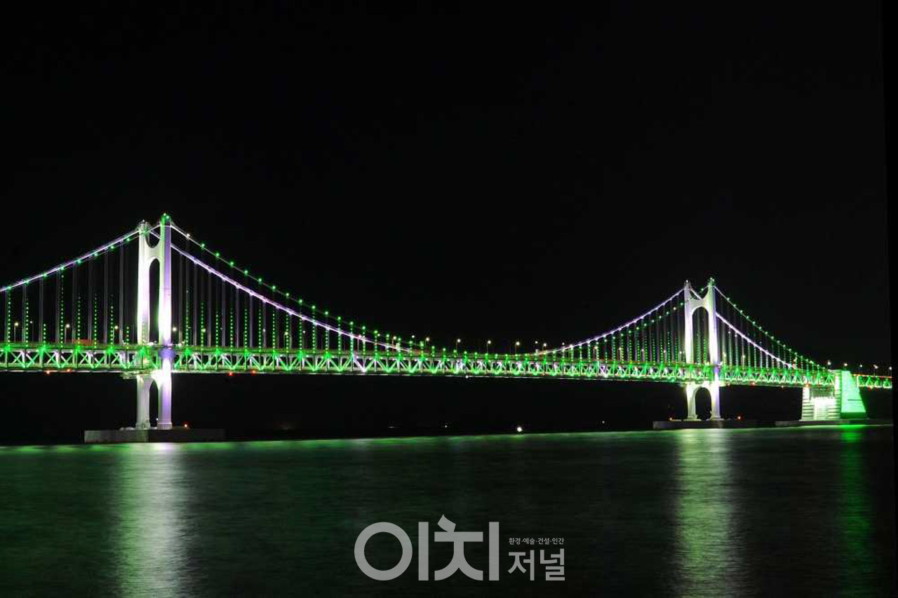 그린라이트 점등한 광안대교 (자료제공 : 부산시)