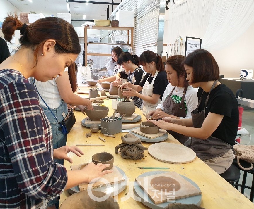 도예교실 (자료제공 : 한국도자재단)