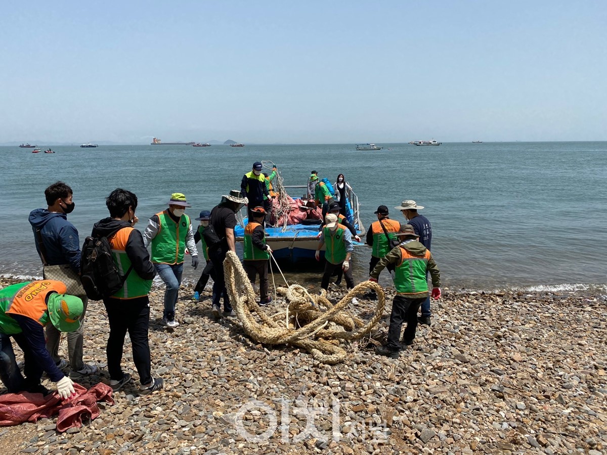 해안쓰레기 청소 현장 (자료제공 : 경기도)