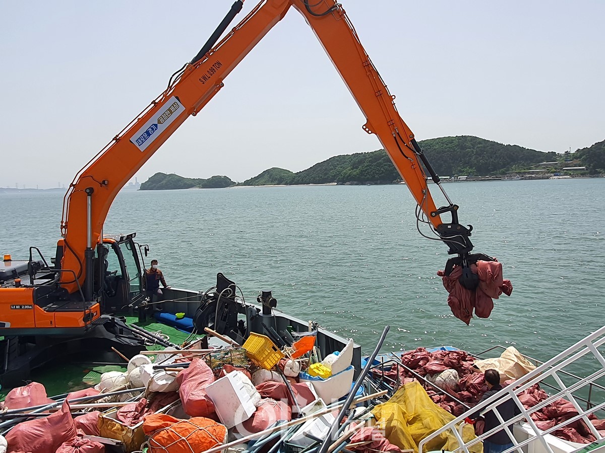 해안쓰레기 청소 현장 (자료제공 : 경기도)