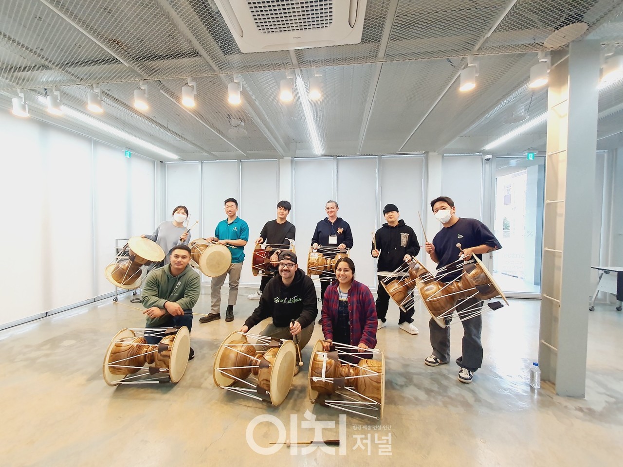 주한미군 대상 전통악기(장구) 체험 교실 (자료제공 : 경기도)