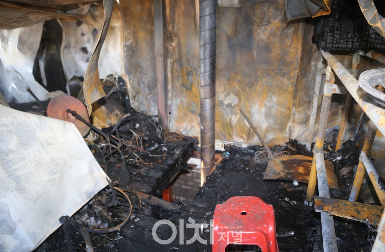 화목난로 연통 화재 현장 (자료제공 : 경기도 소방재난본부)