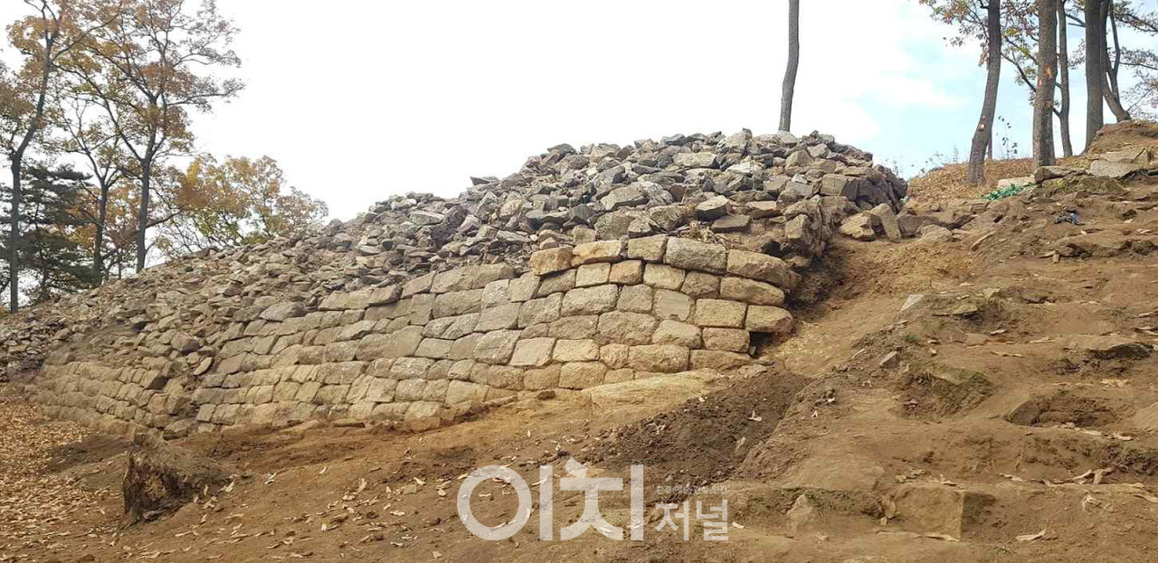 드러난 흑석동산성 남문터와 성벽 (자료제공 : 대전시)