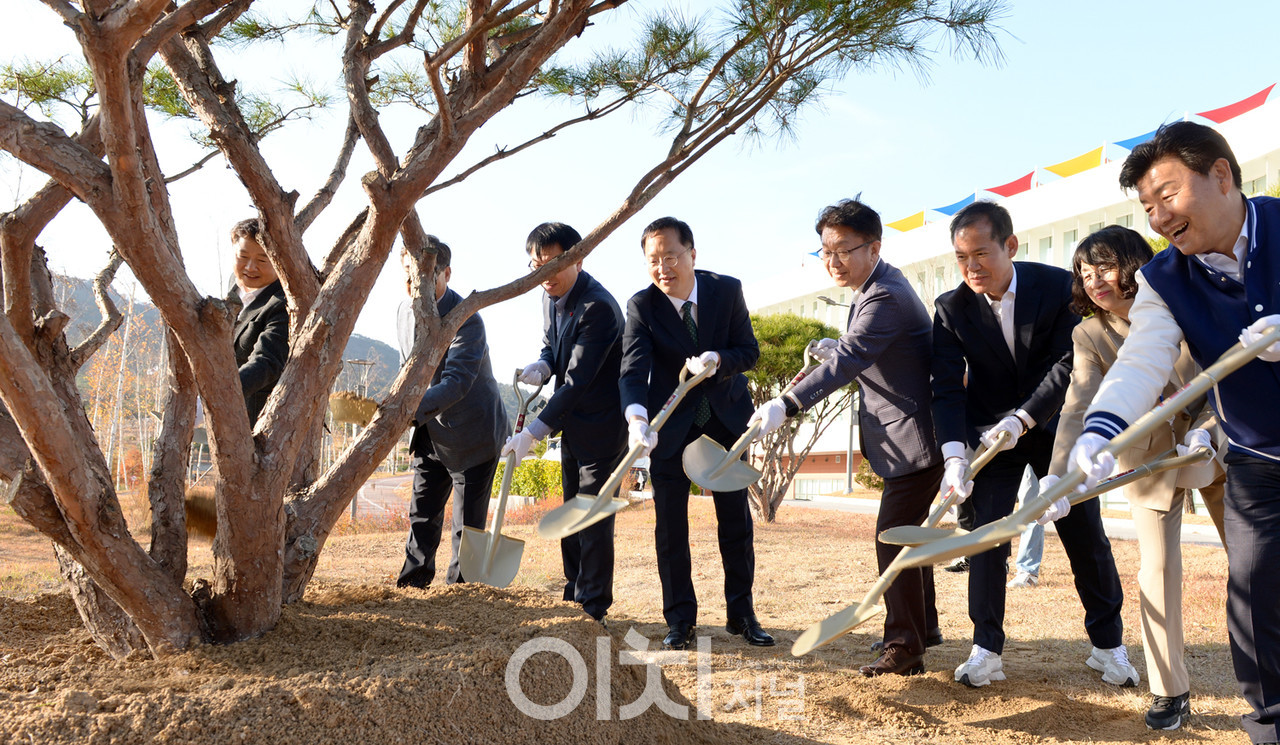 탄소중립 자원봉사 숲 조성식(내포신도시 홍예공원) (자료제공 : 충청남도)
