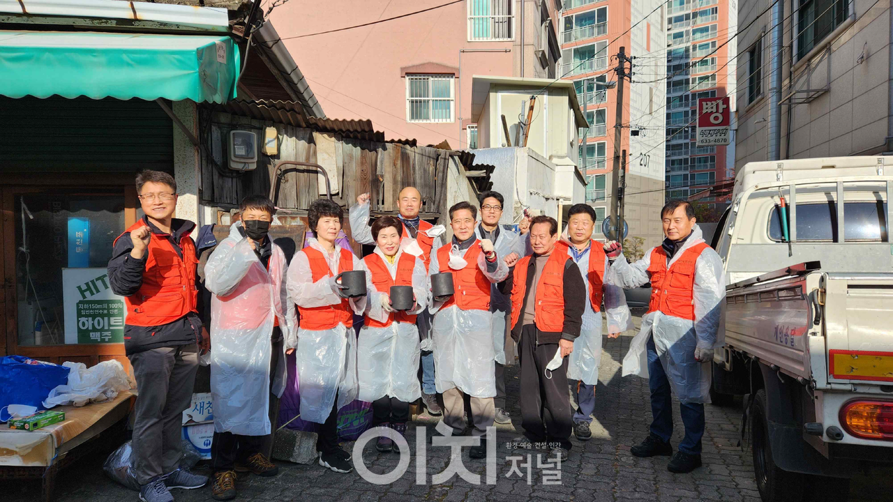 대전소방 헌혈동호회 나누리 ‘사랑의 연탄나눔 봉사’ (자료제공 : 대전소방본부)