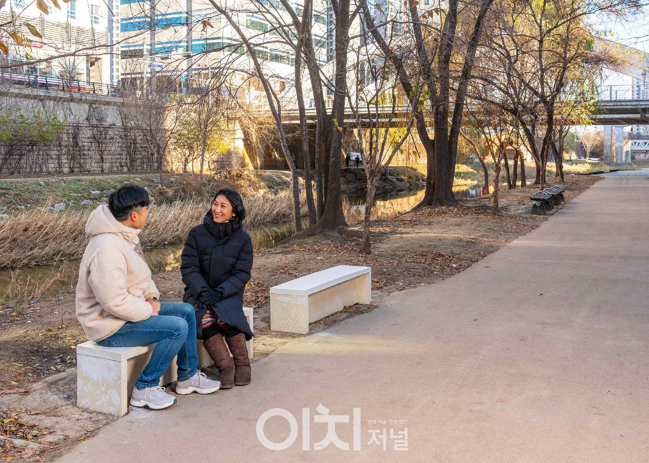 폐마스크 벤치 (자료제공 : 서울시설공단)