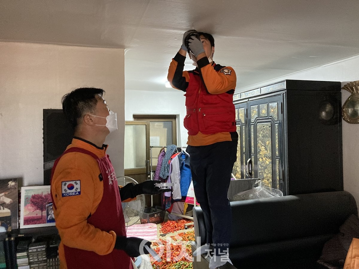 주택용 화재경보기 설치 현장 (자료제공 : 경기도)