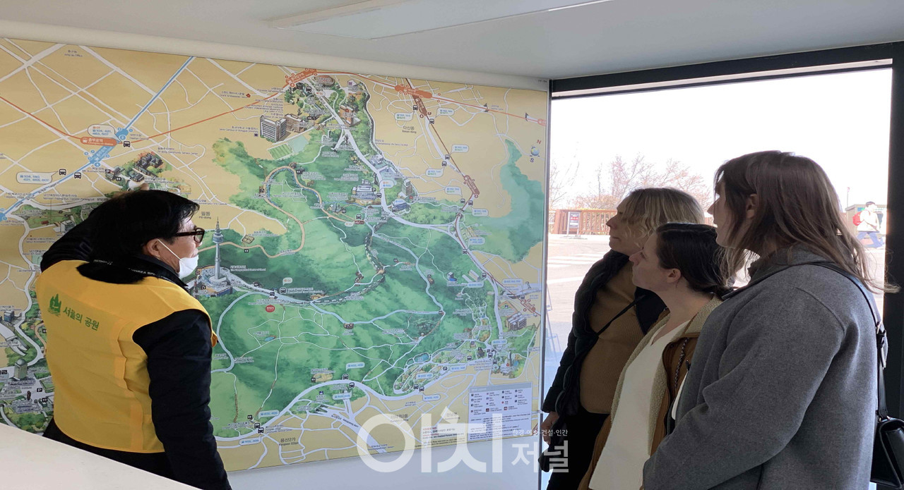 남산을 방문한 외국인들에게 공원 이용 안내 (자료제공 : 서울시)