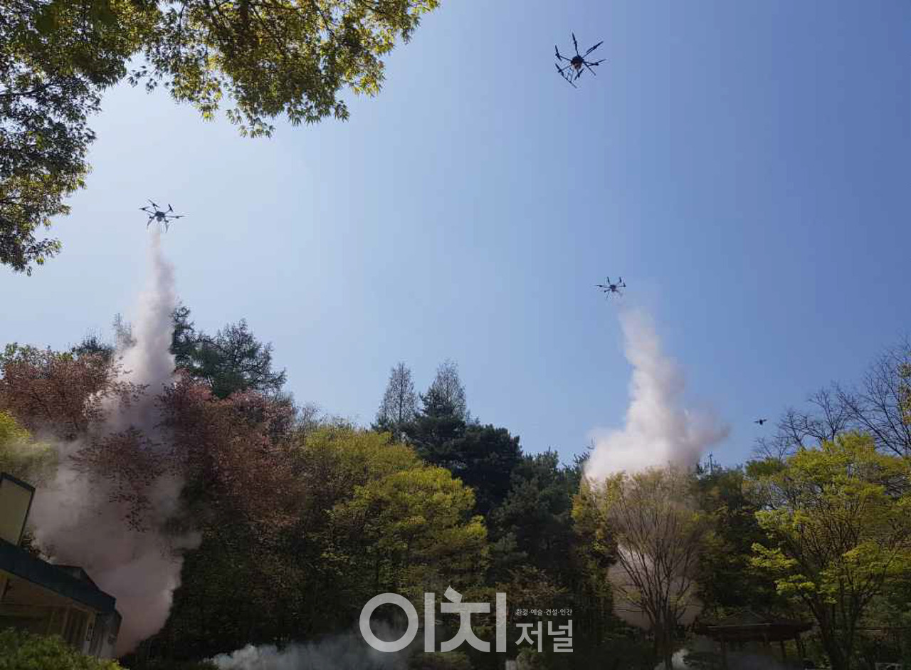 드론 산불 진화 (에어로졸 분사) (자료제공 : 서울시)