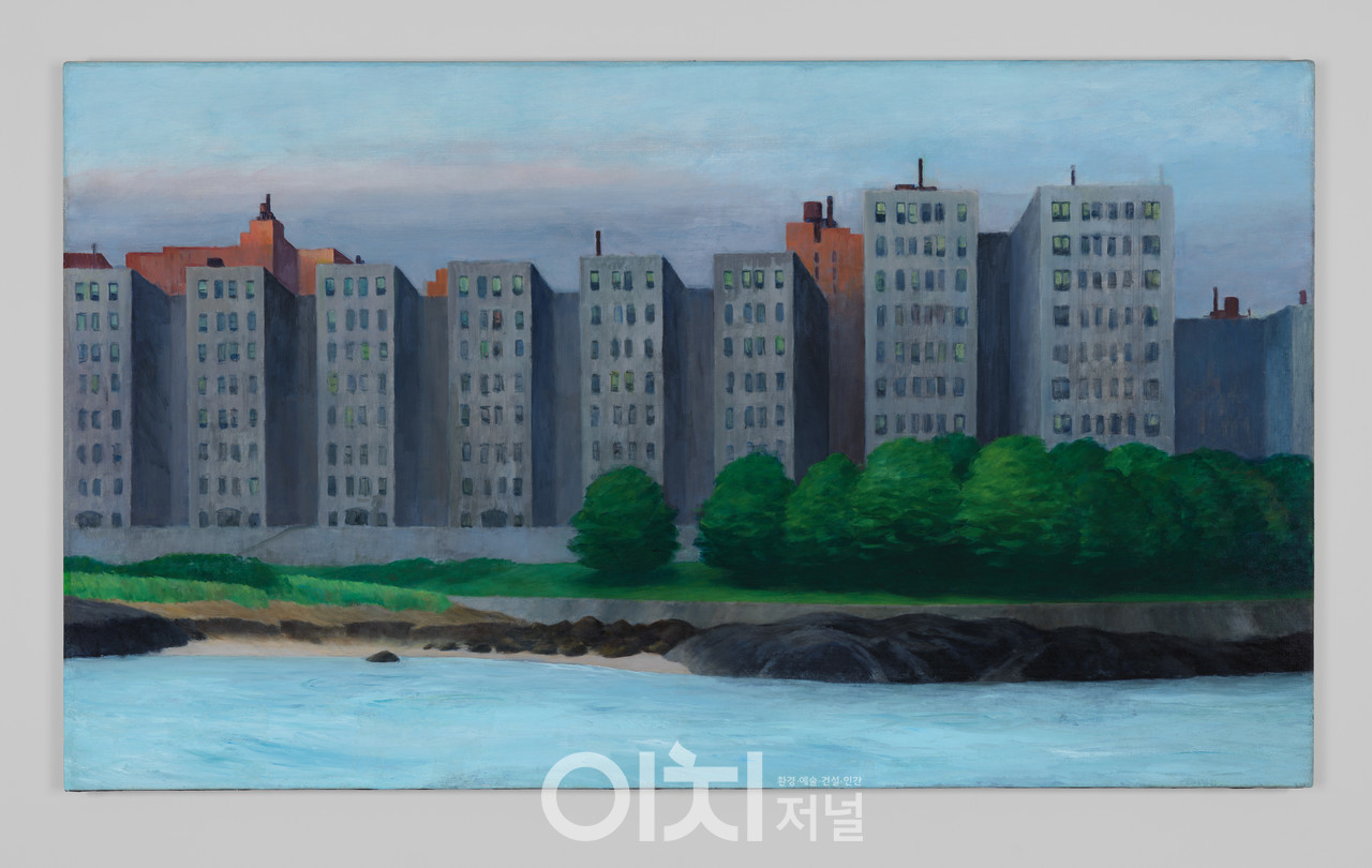 에드워드 호퍼, 〈아파트 건물들, 이스트강〉, 1930년경. 캔버스에 유채, 89.1 × 152.7 cm