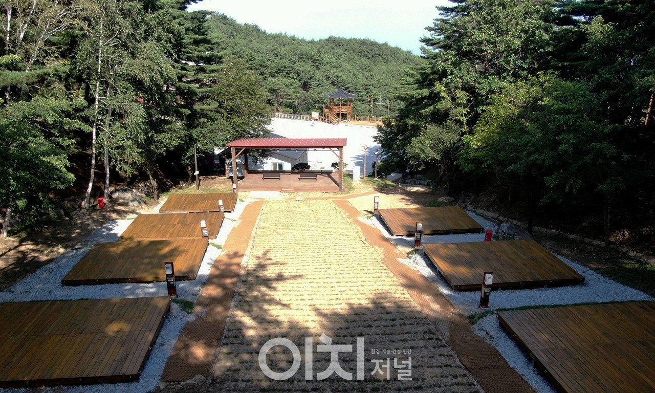 숲속바다풍경 이미지