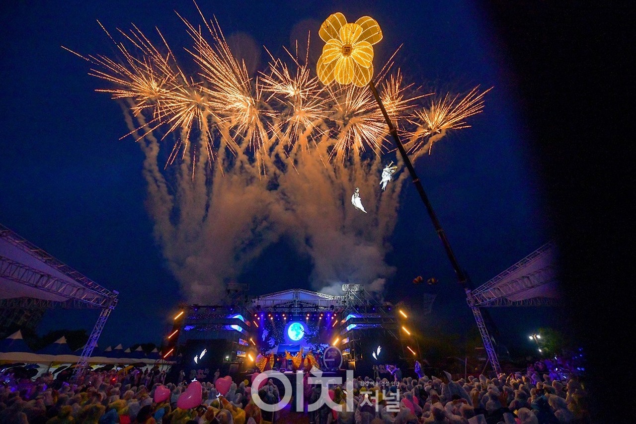성주 대표축제인 성주참외&생명문화축제의 화려한 개막식 현장 / 성주군 제공