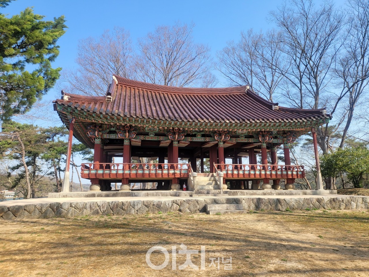 왕궁저수지와 익산을 내려다 볼 수 있는 함벽정