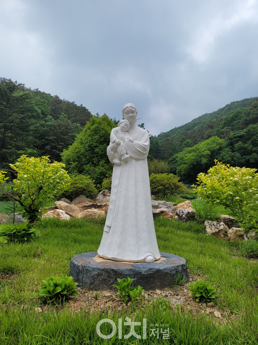 곱게 한복을 입고 아이를 안고 있는 분은 누구실까?