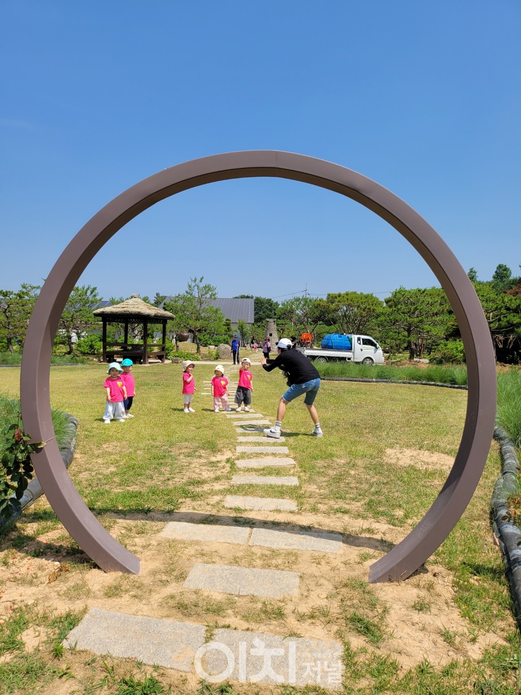 사진 모델을 하고 있는 유치원생들