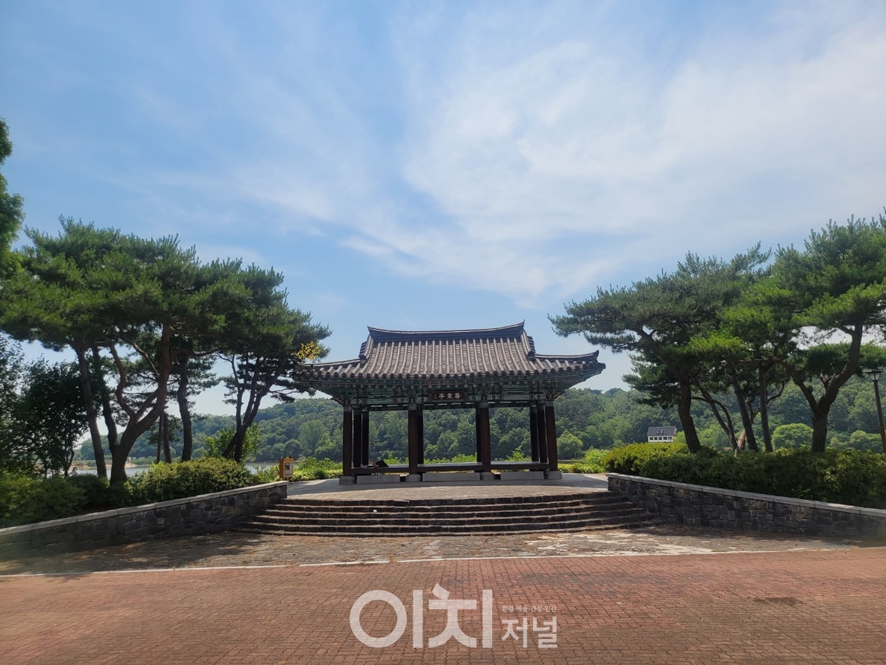 금마저수지 변 서동정