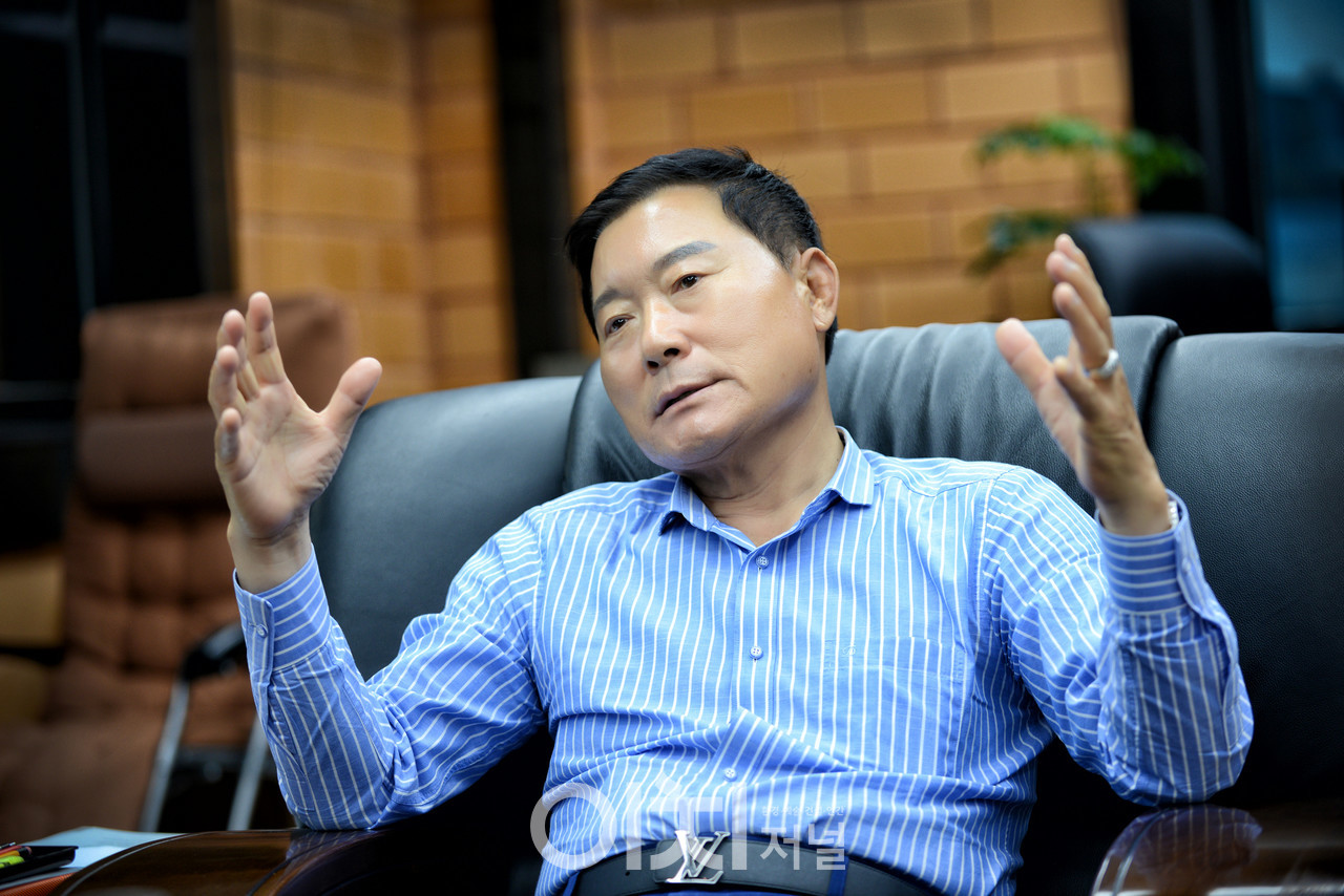 부지런함, 그리고 끈질긴 노력을 강조하는 성환건설(주) 박유성 회장 (촬영 : 박미애 사진작가)