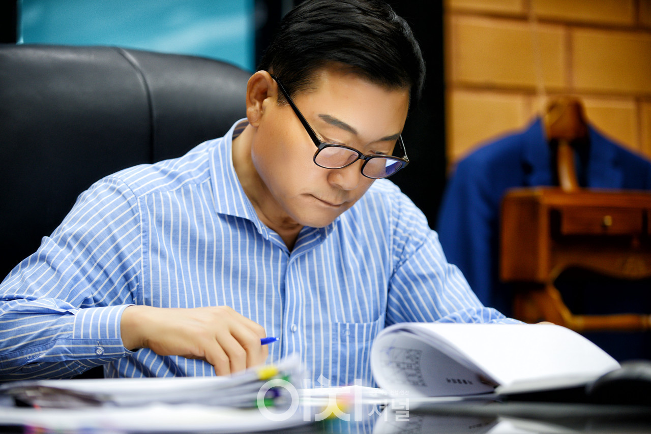 박유성 회장은 자신을 ‘인문학을 아는 노가다 꾼이다‘라고 표현한다.  (촬영 : 박미애 사진작가)