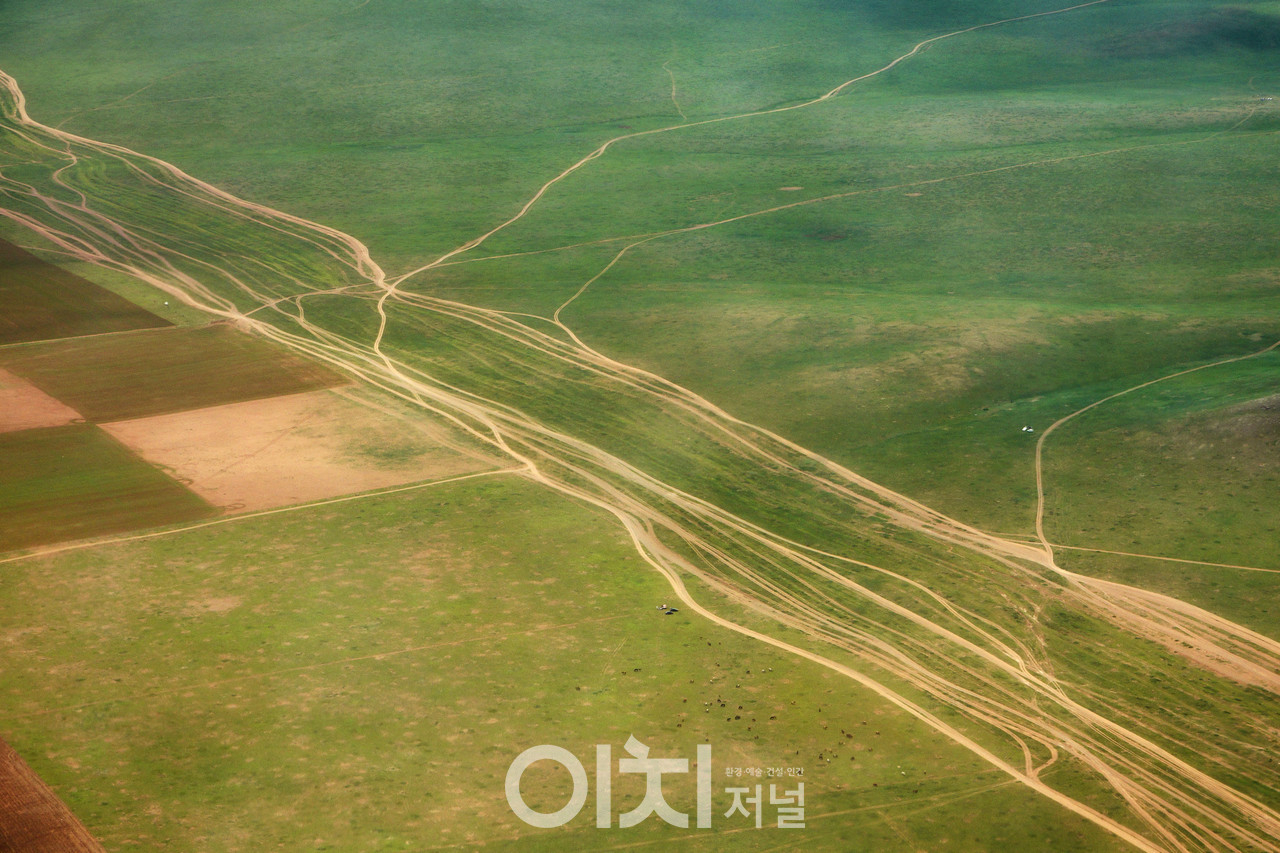 ⓒ박미애 - 하늘에서 내려다 본 몽골, 차가 가는 길이, 길이 되는 곳이라는 생각이 든다.