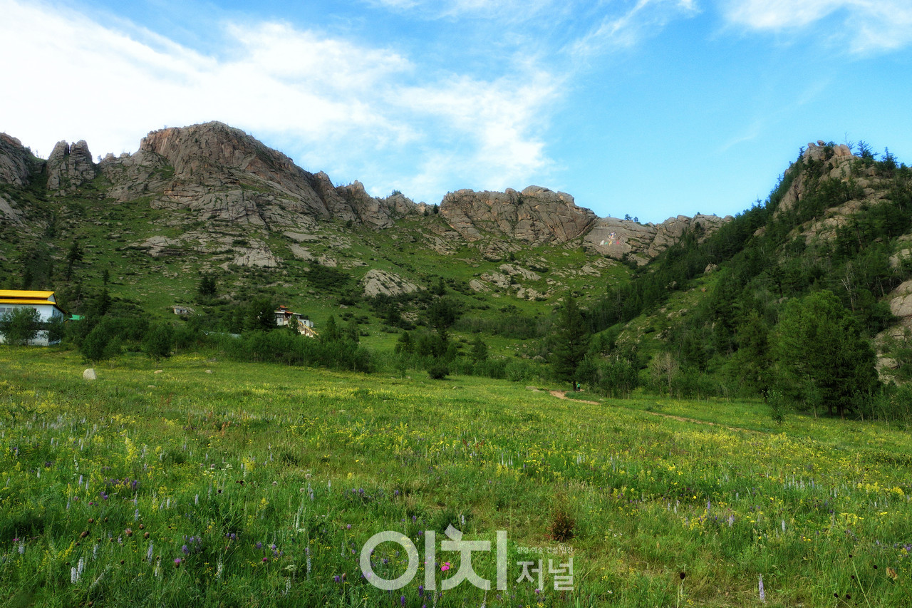 ⓒ박미애 - 가파른 언덕 위에 위치해 있어 사원에 오르는 길은 한 편의 순례와도 같다. 