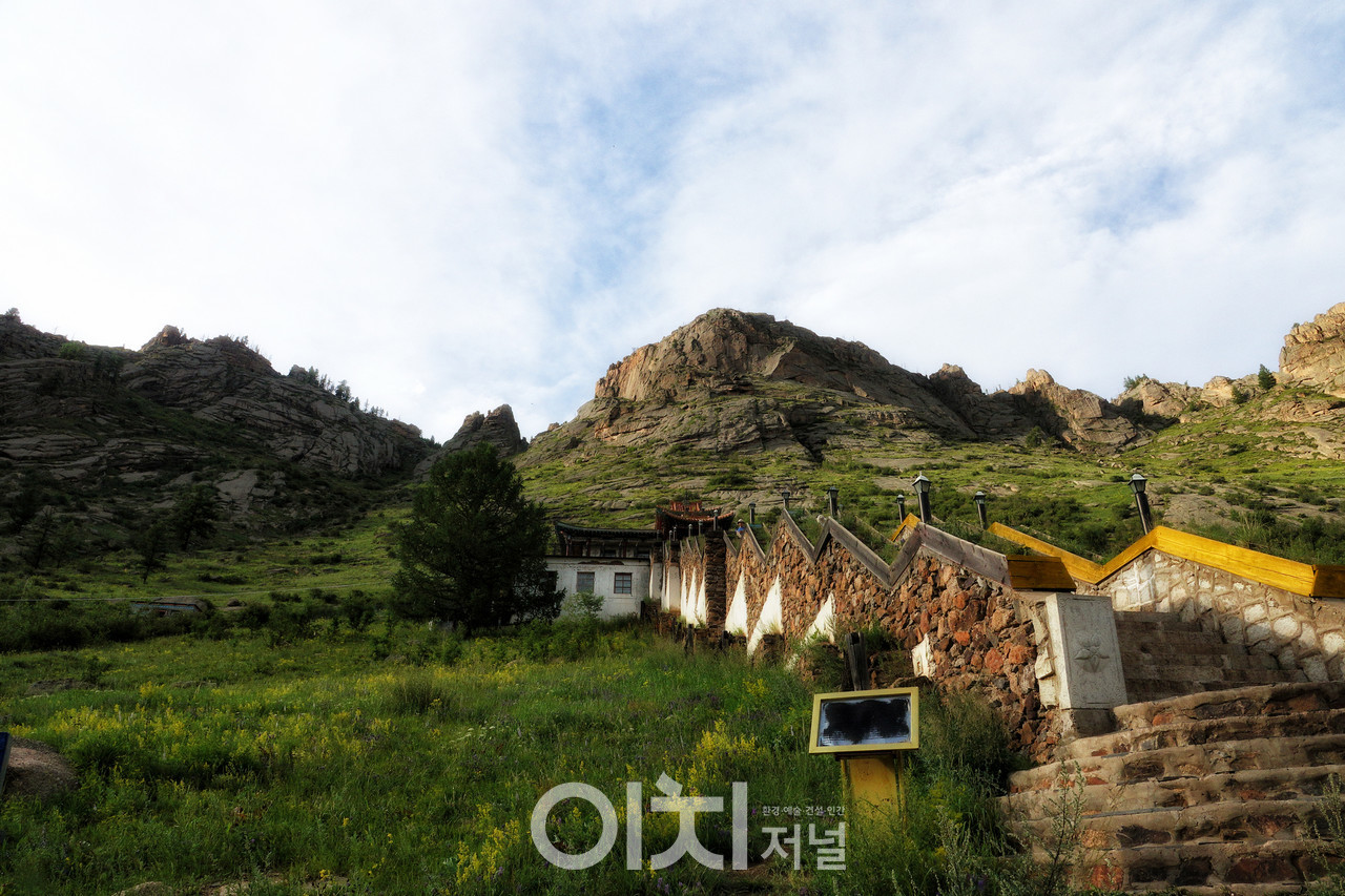 ⓒ박미애 - 아리야발 명상 사원, 계단은 불교의 수행 과정을 상징하는 중요한 요소