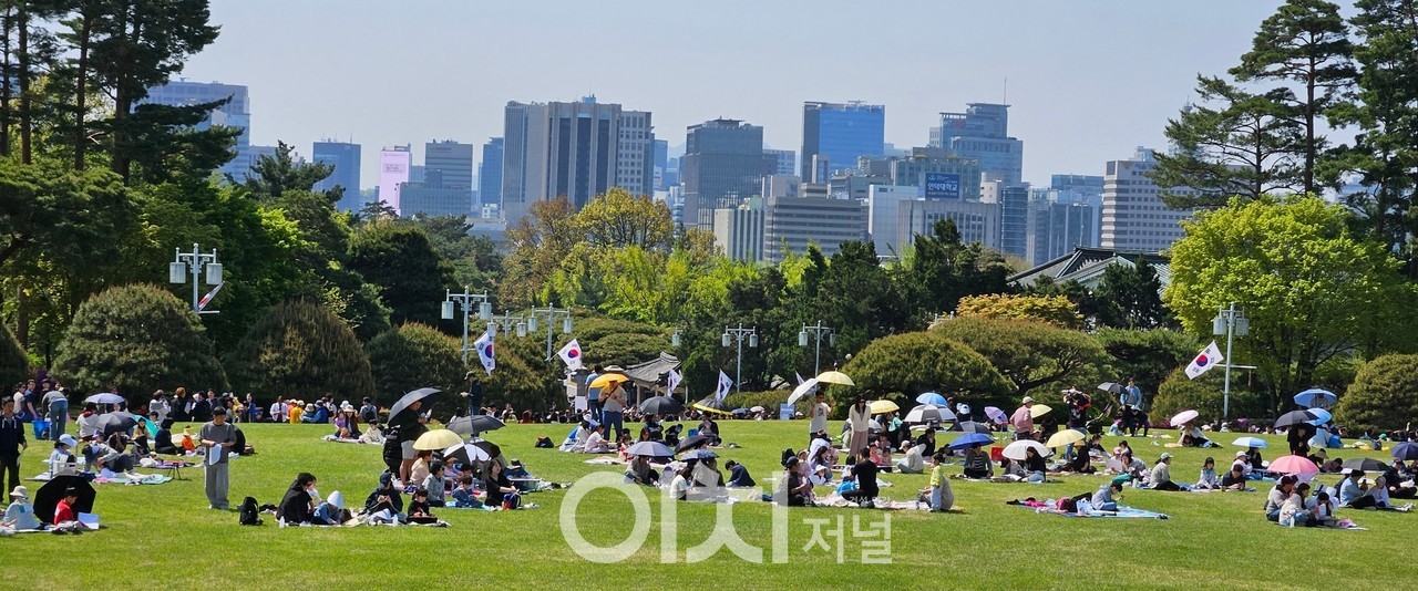 도시숲을 즐기는 시민들 - 청와대 잔디마당 / 산림청 제공