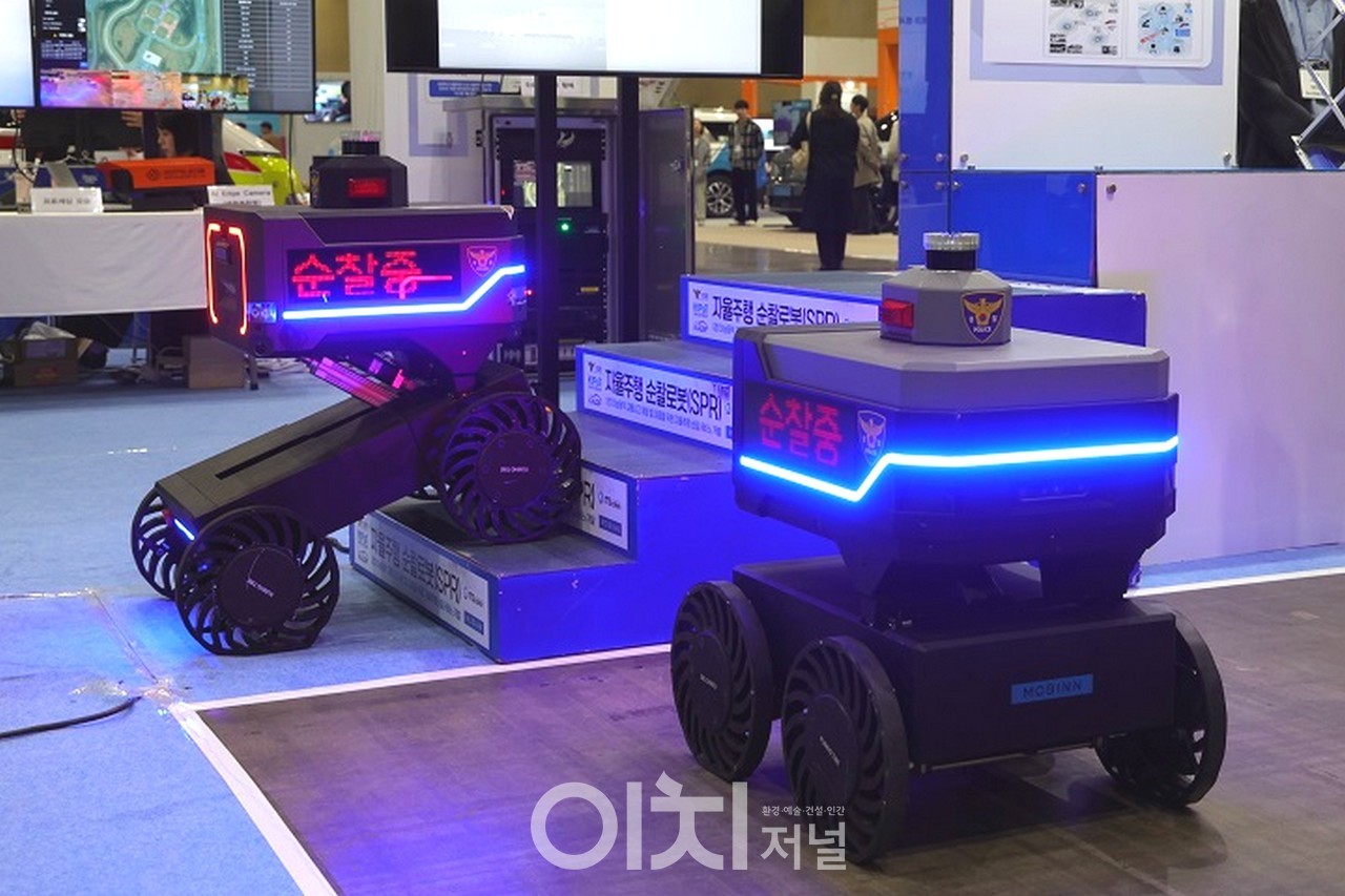 지난달 4일 오전 경기도 고양시 킨텍스에서 열린 '2025 서울모빌리티쇼' 개막식에서 자율주행 순찰로봇이 계단을 오르고 있다.(저작권자(c) 연합뉴스,/ 경찰청 제공