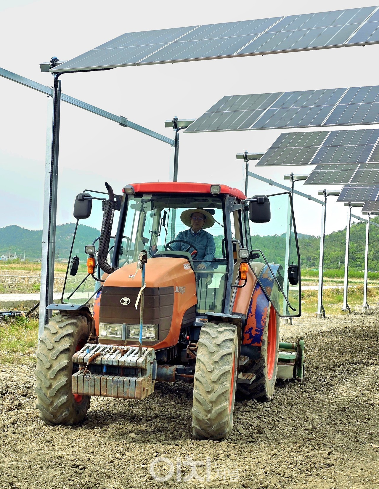 주민주도 영농형 태양광 1단계(1MW) 발전단지에서 김영록 전라남도지사 / (주)승화기술 제공