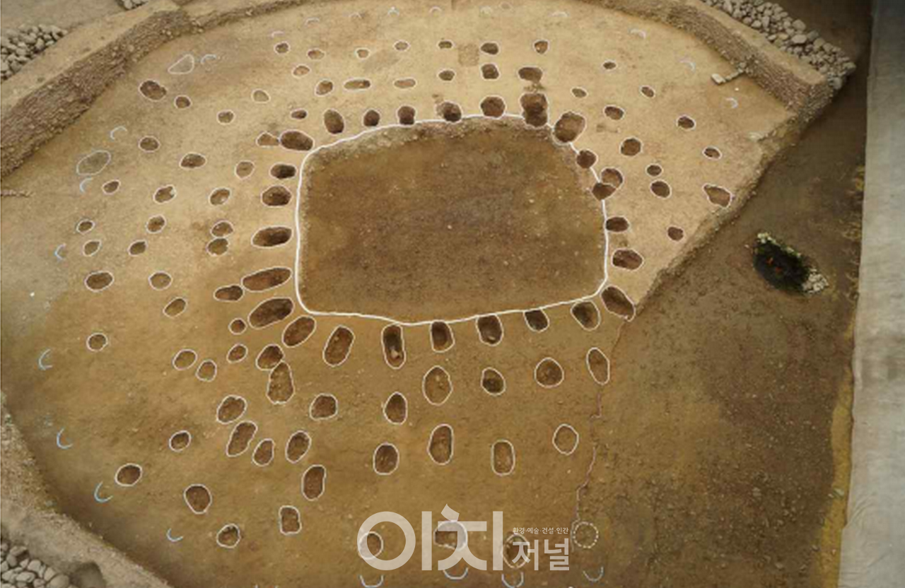 쪽샘 44호분 나무 기둥 구멍과 버팀나무 흔적(위-남쪽) / 국가유산청 제공