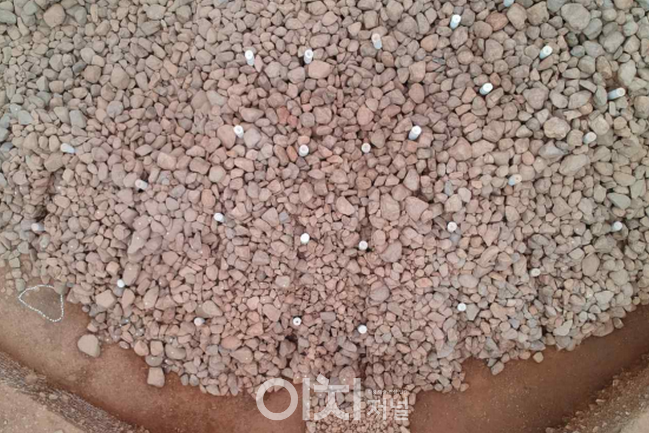 돌무지 표면에 나무 기둥과 버팀나무 흔적(위-서쪽) / 국가유산청 제공