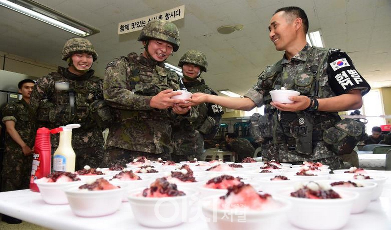 국군 장병 및 군무원 3445명을 대상으로 진행된 국방일보 6월 병영차트 설문결과, 장병 및 군무원이  ‘군대 상급자로 선호하는 MBTI 유형’은 병사는 ESFP, 장교는 ESTJ, 부사관·군무원은 ESFJ로 각각 조사됐다. 사진은 주임원사가 근무를 마친 경계작전 근무자들에게 팥빙수를 전달하며 격려하고 있는 모습. 사진=국방일보