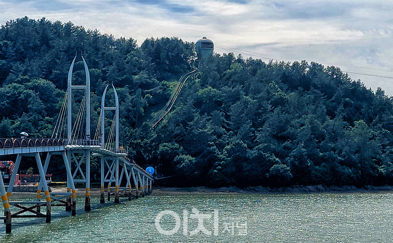 산 정상에 청자전망대 - 모노레일이 운영되고 있어 이동하기 쉽다.