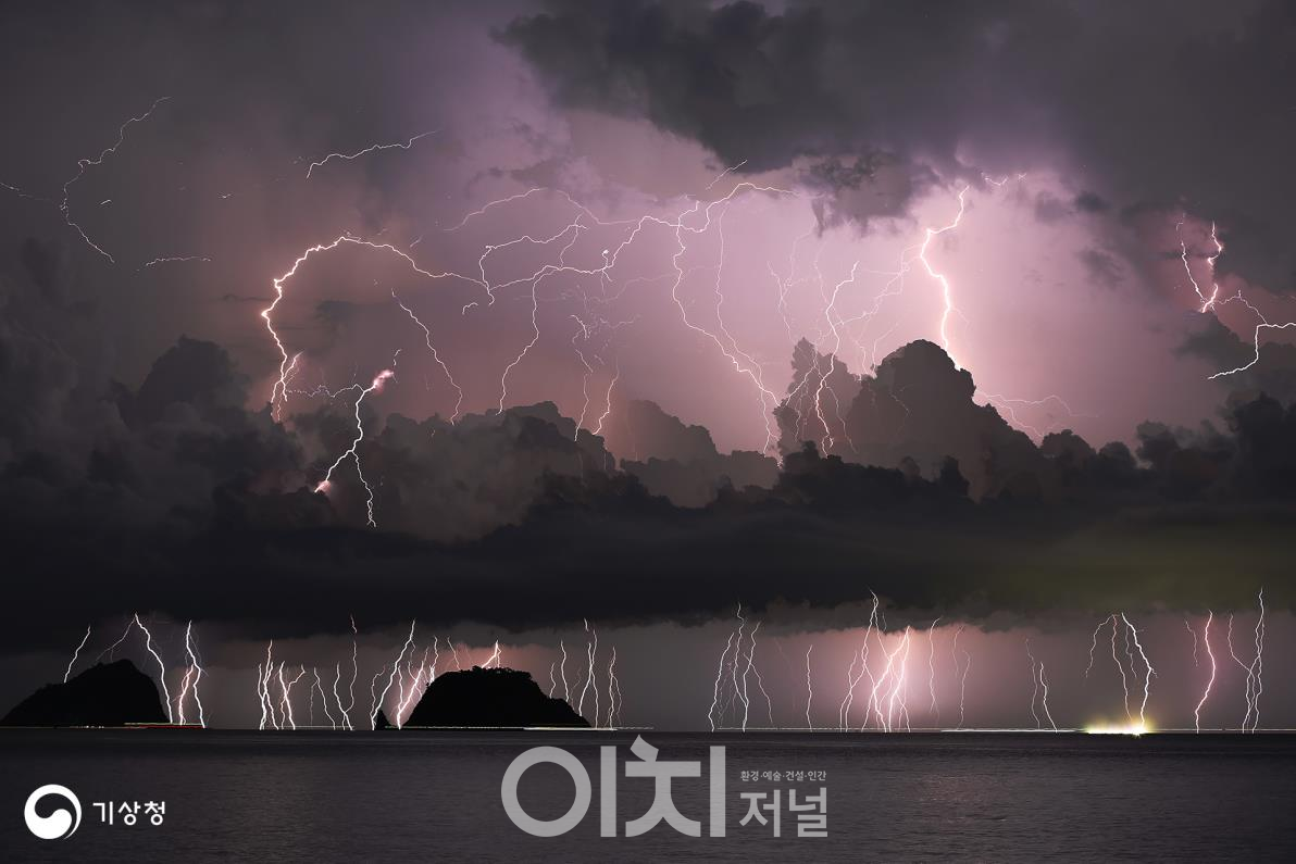 입선작 ‘마른 하늘의 날벼락(유진희 作/촬영일시·장소: 2024.08.17.22:50, 제주도 서귀포시)’