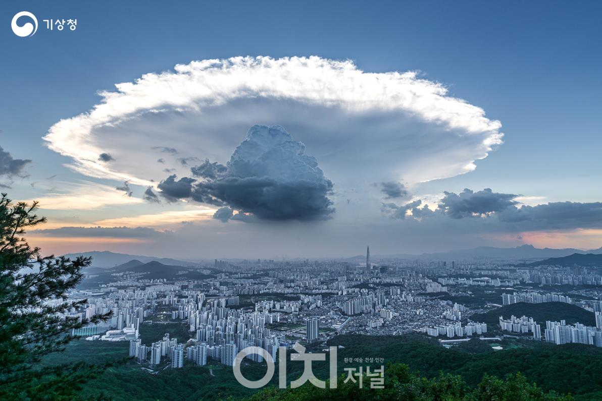 4월 사진으로 선정된 ‘버섯구름(신규호 作/촬영일시·장소: 2024.08.16.18:15, 경기도 광주시)’