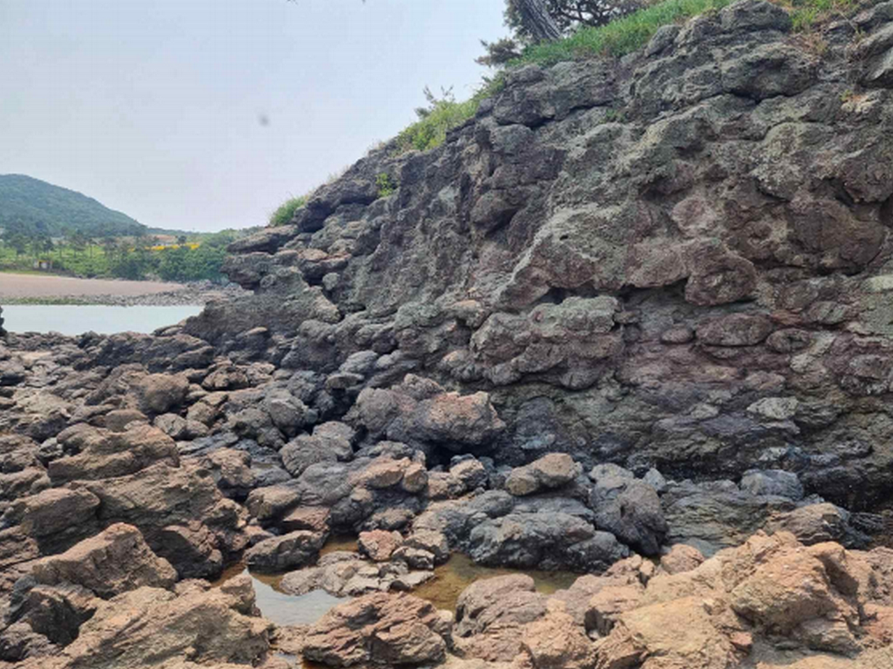  부안 도청리 솔섬 응회암 내 구상구조