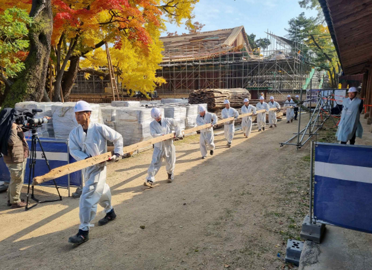  대성전에서 차량으로 이동하는 평고대 